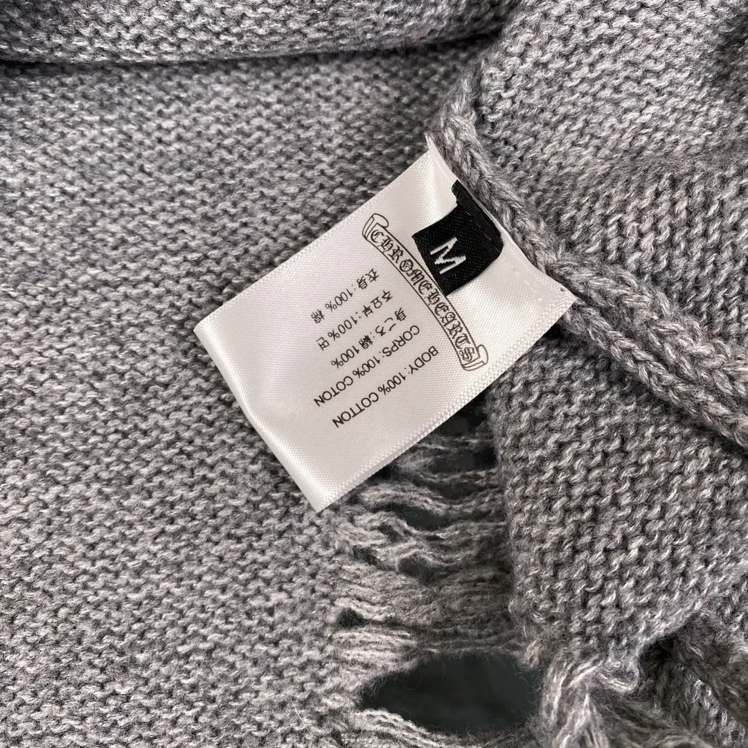 P240 Chrome Hearts CH Chrome Hearts Embroidered Disk Sanskrit Cross Hole Knitted Sweater Pullover. It’s a very popular style. It’s the same style for men and women. It’s matched with black and white. It looks great in real life. It looks good on the upper body. It looks good in daily wear. It’s even better when taking photos. It’s hard not to buy it. Buy it for me!!! Believe me, no one can refuse such a machine-length Chrome Hearts jacket. The version has been expanded based on the old version. The upper body is loose and stylish, and the hem is expanded to a casual design. Fat people look extremely slim, thin people have limited height and high-end. Ten thousand yuan ZP printing, 1:1 perfect restoration, looks good when worn alone or stacked, can be easily controlled by both men and women. If you care more about quality, you must also respect the price. It is completely different from the thin see-through bottoms and junk products on the market that pill when worn. If the style makes you shine at a glance, then quality is what you should pay more attention to. Compared with price, we focus on quality. Customers who have received my products all know it. ️️️ Sweaters on the market are generally made of bract core yarn. We use modal. The advantages over core-spun yarn are very intuitive: high cost, high price, high density, relatively expensive for developers, and let us make a lot less money. In addition, it is delicate, has no scum on the upper body, resists pilling, and is high-end. We are conscientious sellers and do not use core-spun yarn. Apart from being cheap, core-spun yarn is really useless. It shrinks, pills, hooks, and makes people pierced. He is proficient in everything. It is 2024. Who doesn’t want to look decent when they go out? Quality determines the upper body effect. No matter how bad the quality, the best style is still the temperament of the urban-rural fringe. We only do long-term business. Quality determines character. Take it back and wear it with confidence and wash it. The quality of the pattern will definitely make your eyes shine. We only make the right version of high quality. We make high-end hard goods. Reject junk goods and reject fast food. Conscientious quality and conscientious price. You deserve it!  Color: Black Beige Gray Size: S M L